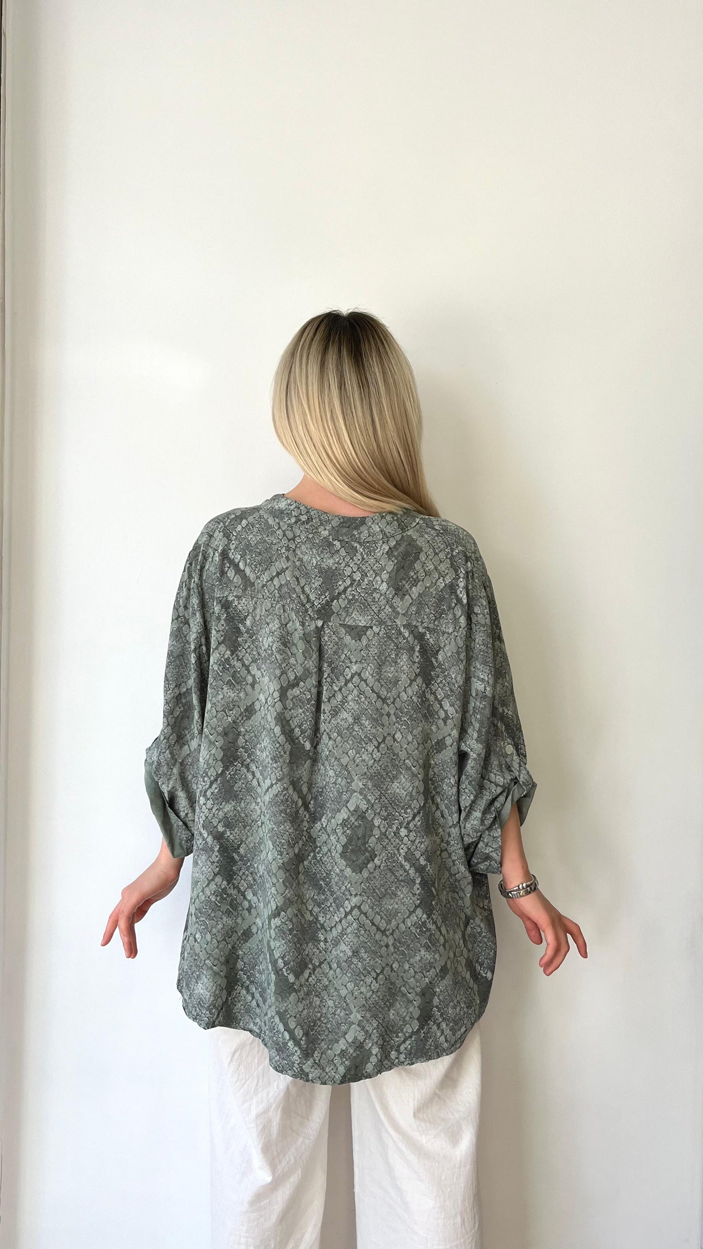 Haki Yeşil, %100 Viskon, Yılan Derisi Desenli Gömlek